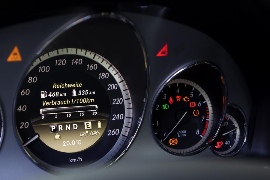  Mercedes-Benz E200 NGT 2011 года  (фото 2 из 16)